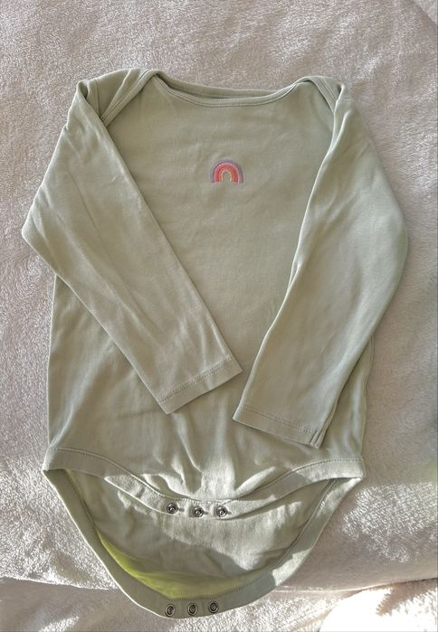 Вітровка фісташкова у розмірі 80 - 92 та боді Next у розмірі 92