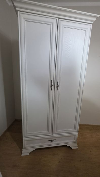 Duża biała szafa