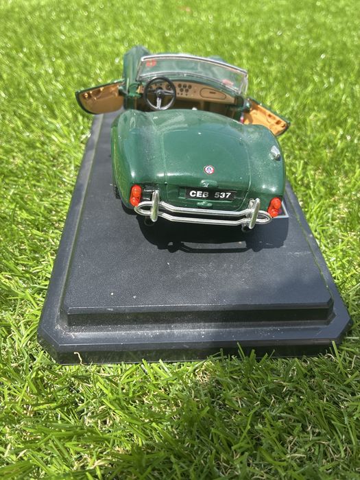 Miniatura Shelby Cobra 427 (1965) Bburago 1:24 - Edição 1000 Miglia