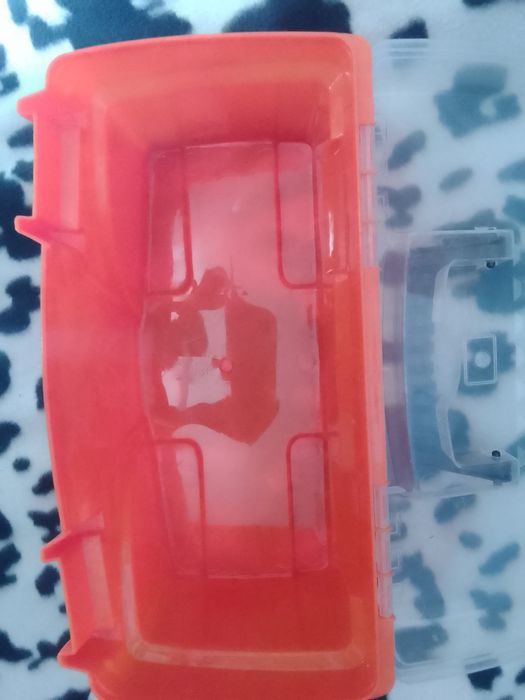 Caixa de utilidades ferramentas etc só 2€