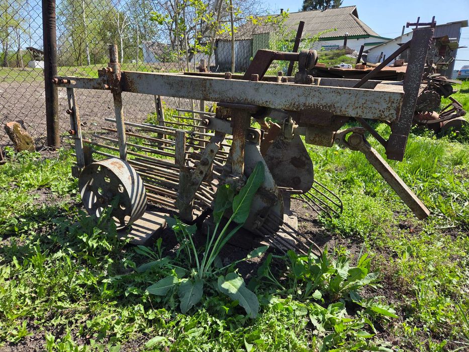 Трактор саморобний з інвентарем