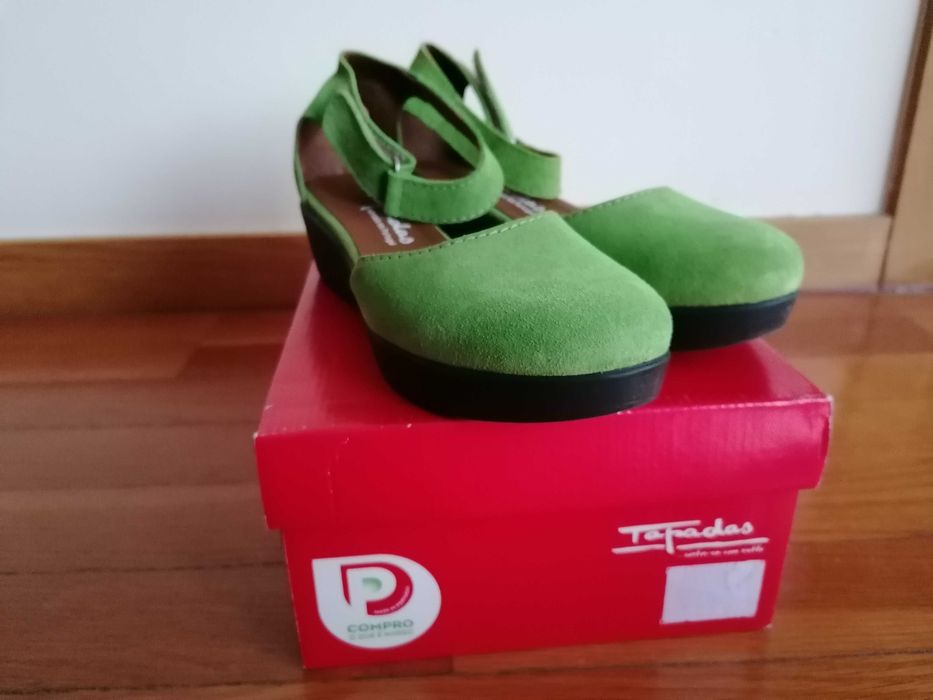 Sandálias fechadas, T39, em pele