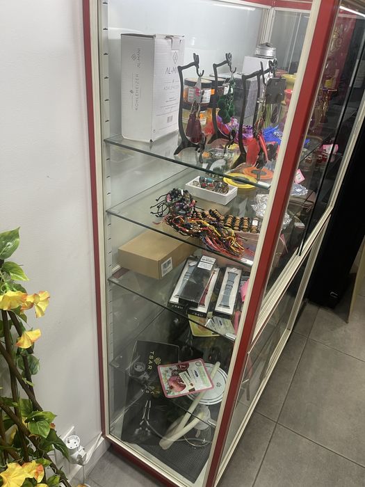 Montra vitrine com luz  para desocupar