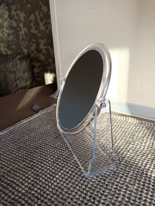 Дзеркало на підставці