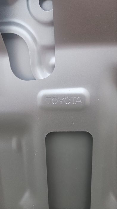 Продам капот BZ4 TOYOTA оригинал
