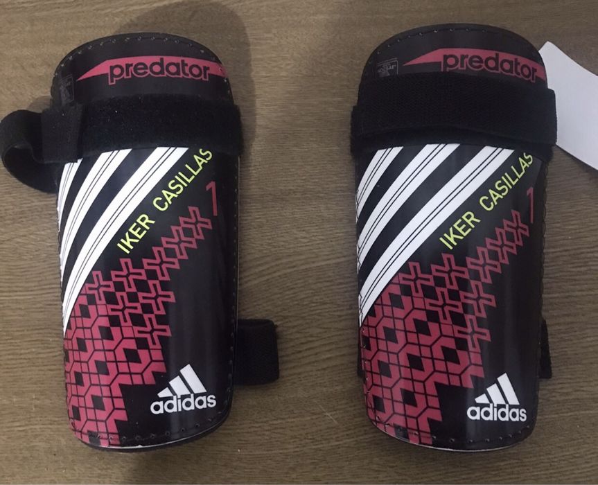 Vendo às minhas caneleiras adidas novas.