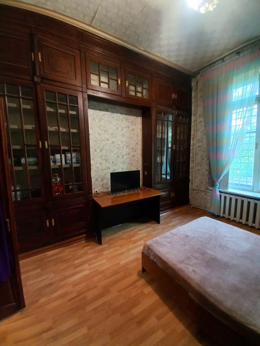 Продам 5-кімнатну квартиру 236.1 м² (2 квартири: 2к + 3к), 1 поверх, підвал