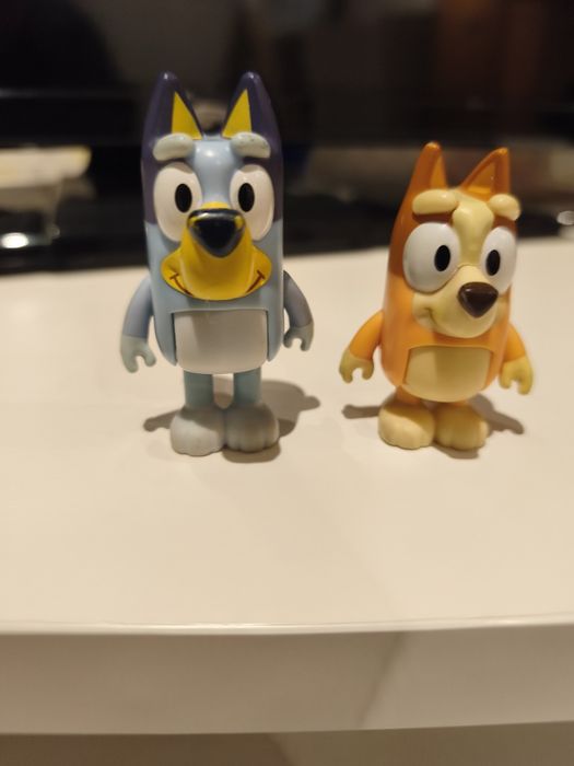 Dois brinquedos Bluey e Bingo