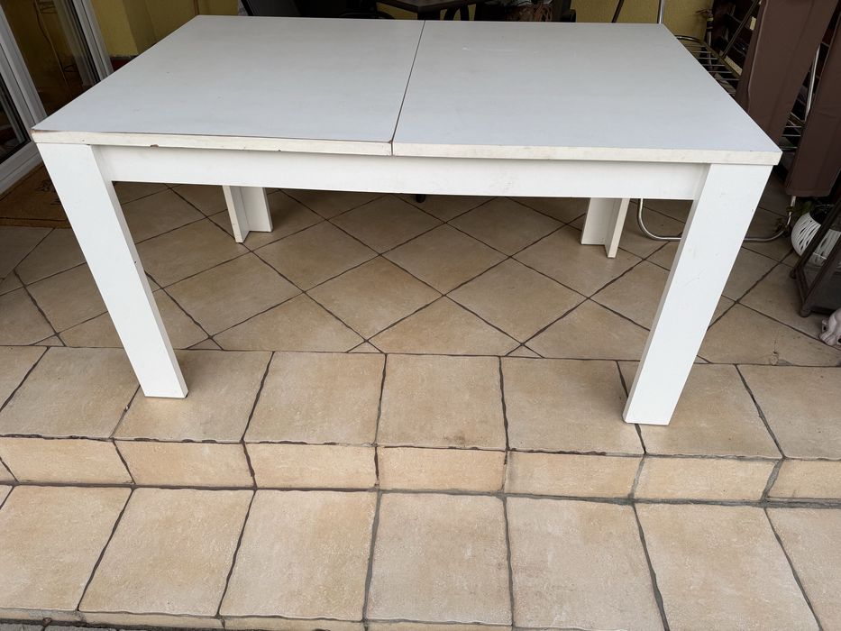 Stół kuchenny biały.