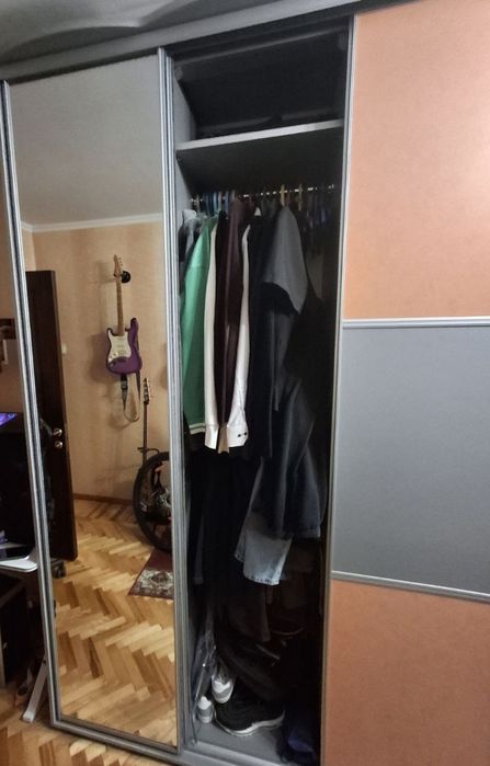 Стильний меблевий комплект для підлітка + містка шафа-купе