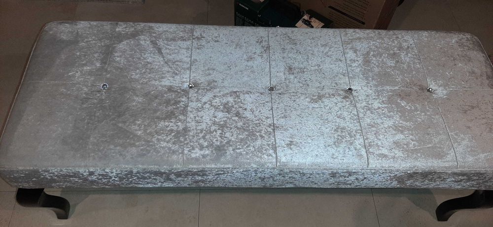 Banqueta linda como nova,cinza claro tecido acetinado, pés pretos, com 1,27cm