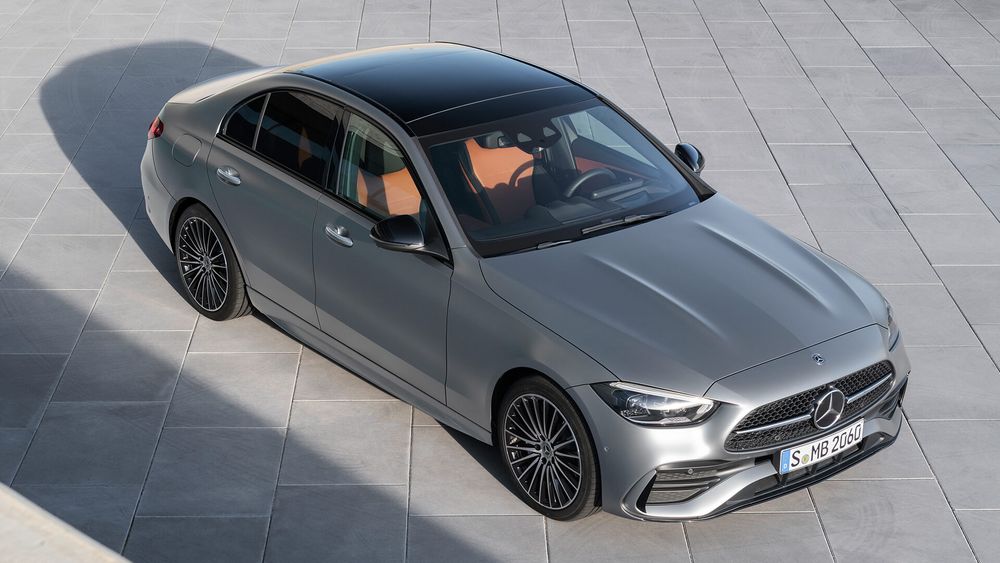 Mercedes C klasa sedan srebrny widok na maskę