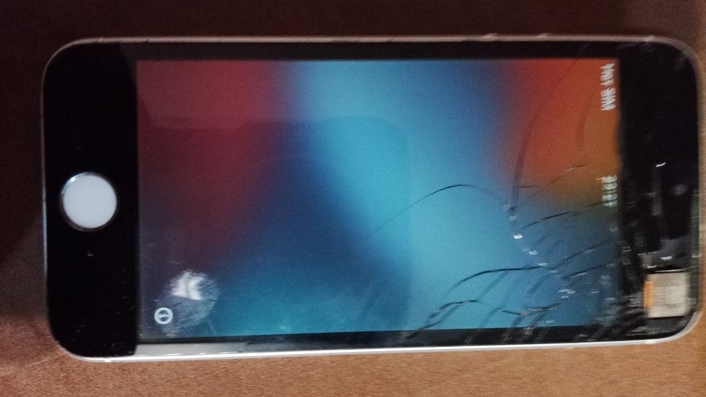 iPhone  SE   2016год