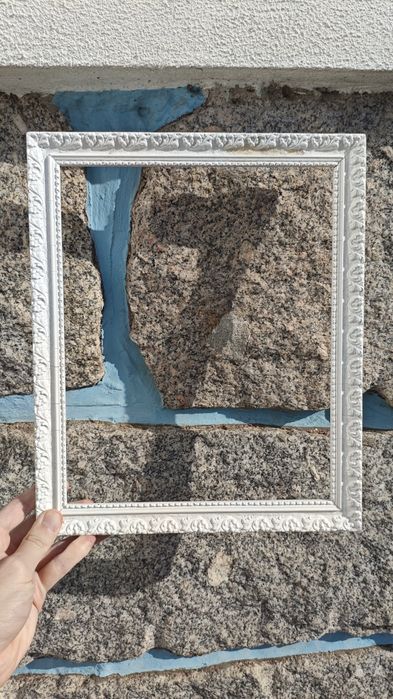 Moldura branca de parede