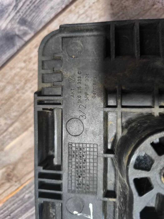 Тримак площадка піддон підставка кріплення під АКБ Tiguan 1K0915333C