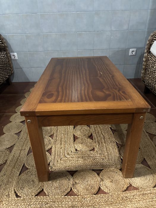 Mesa de sala em madeira