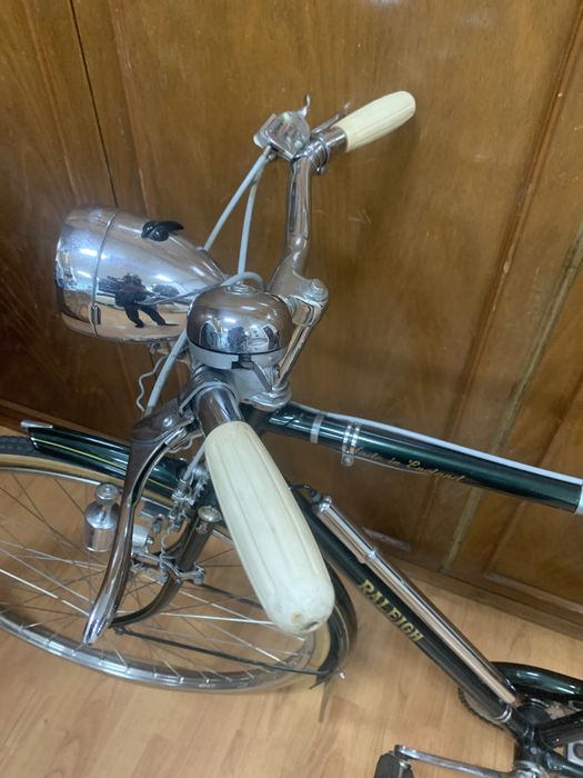 Bicicleta RALEIGH anos 50 restaurada ao pormenor.