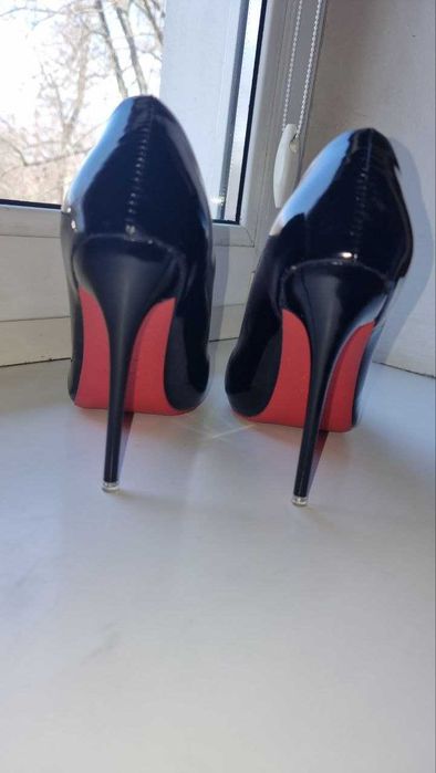 Шикарные Черные Туфли с красной подошвой 43, реально 27,5 см.