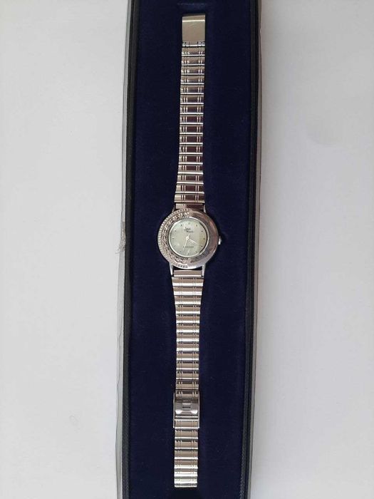 Relogio prateado com pedrinhas