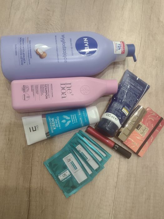 Pudełko z kosmetykami 10 sztuk