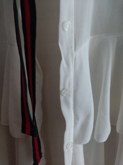 Biała bluzka rozpinana z falbanami 36/38