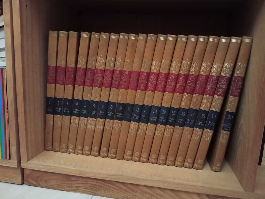 Enciclopédia inglesa The New Caxton Encylopedia