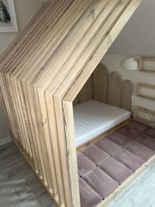 Łóżko dziecięce domek 90×160 z materacem FDM i panelami – lite drewno