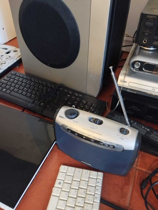 Selling a batch of electronic equipment, cables, and laptops64564056802305122