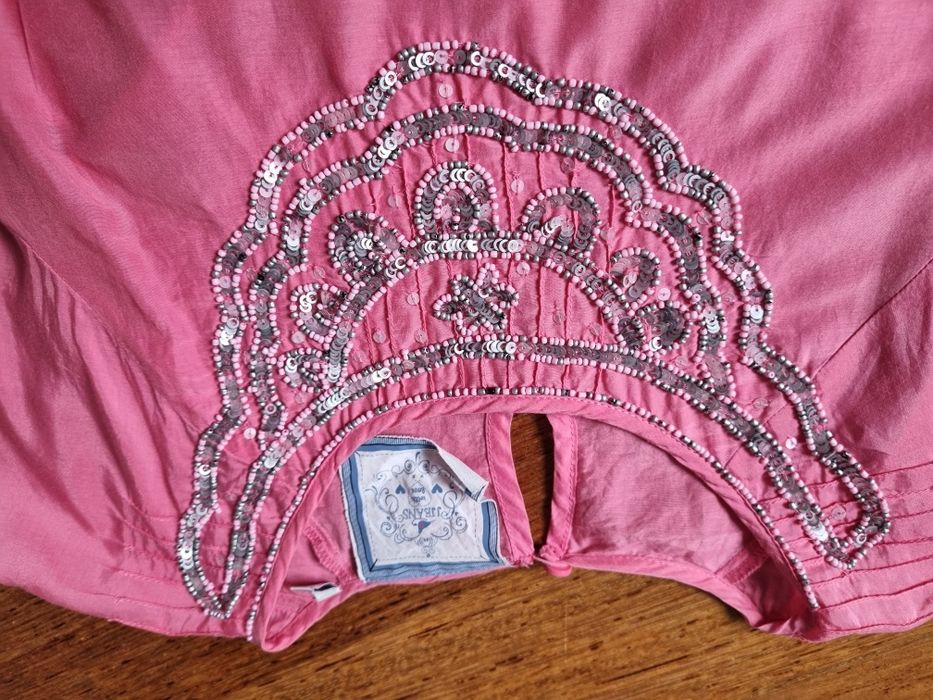 Śliczna zwiewna bluzeczka ze zdobieniami z jedwabiem