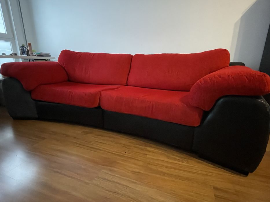 Sofa 4 lugares, muito confortavel, de design, madeira maciça.