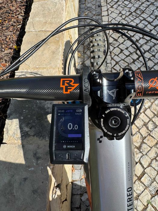 Bicicleta CUBE Stereo HYB - em excelente estado e com pouco uso