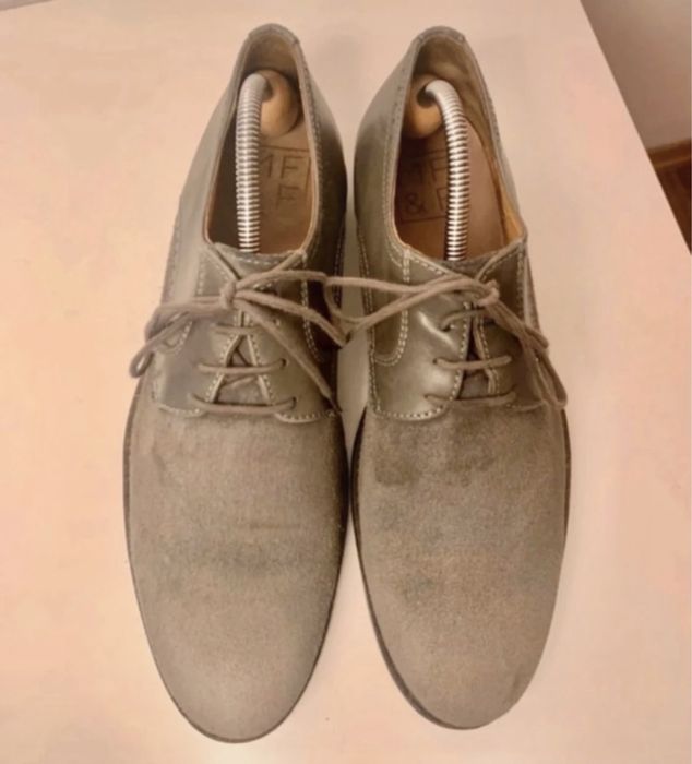 Sapatos em camurça e pele