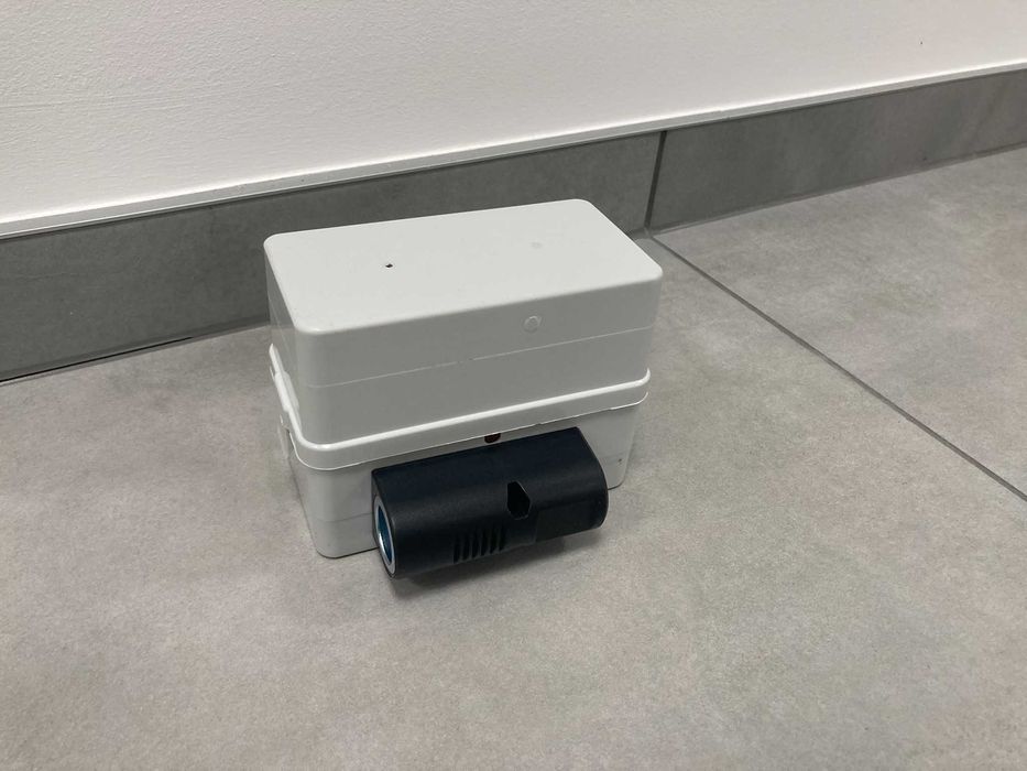 Pojemnik na akumulatory Battery Box z gniazdem 12 V Comet