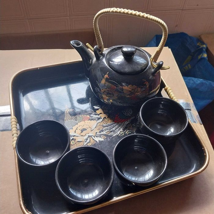 Conjunto oriental de chaleira e taças
