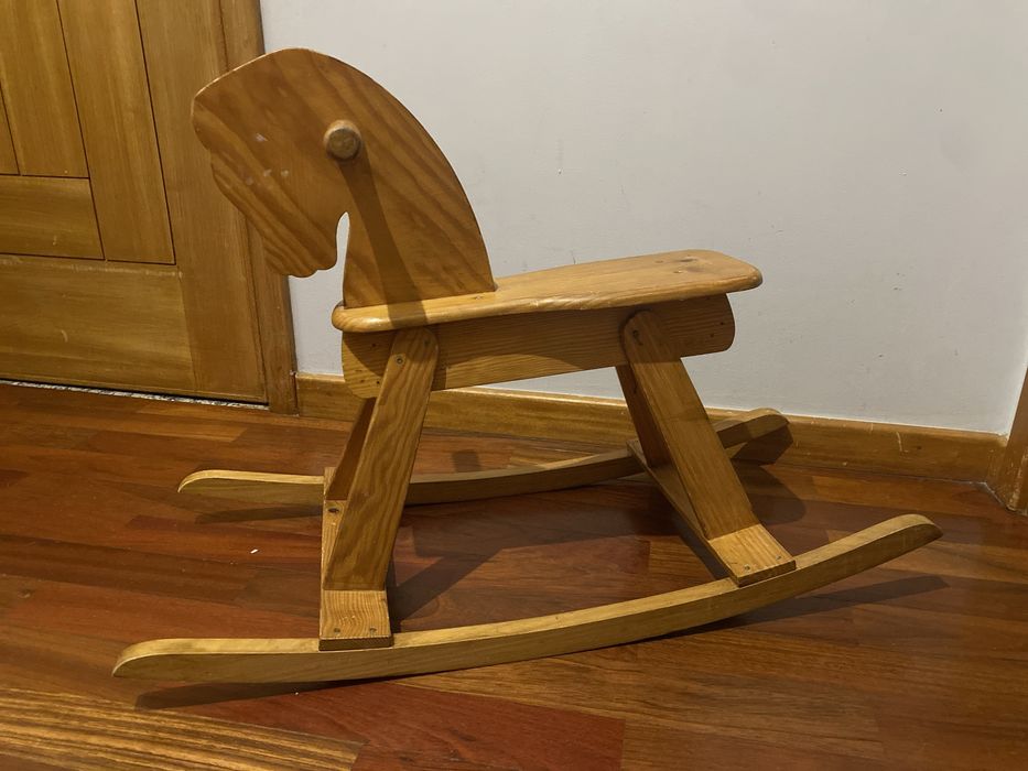 Cavalo de madeira para bebe