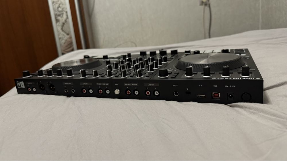 Контроллер Traktor s4 mk3