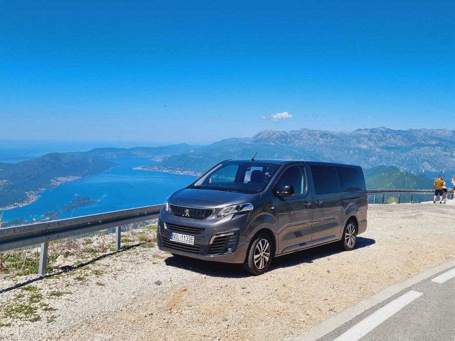 Wynajem busa 8-osobowego Peugeot Traveller