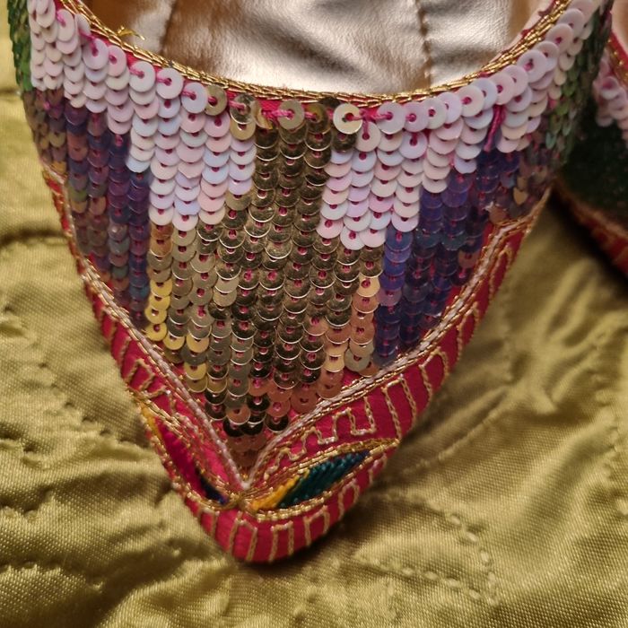 Buty niskie szpilki r. 40 ? brokatowe cekiny czerwone złote