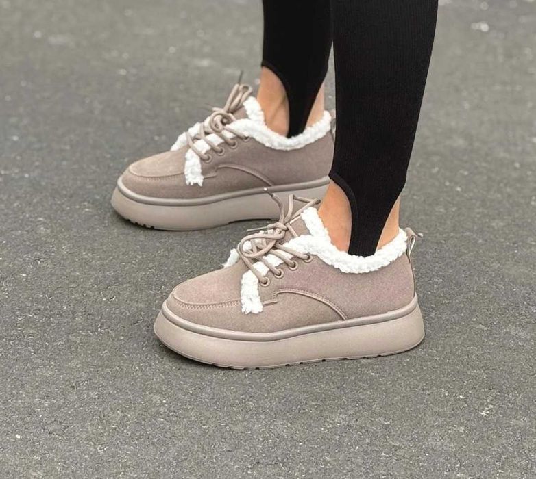 Женские зимние кроссовки с мехом бежевые замшевые