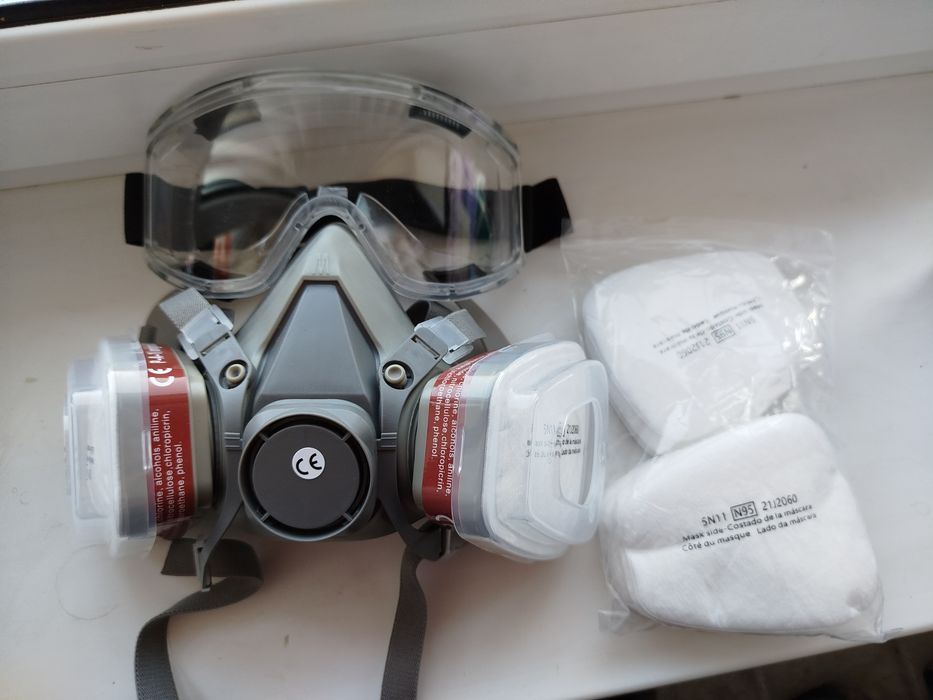 Респиратор ПОЛУ маска 16 в 1 с угольными фильтрами  и защитными очками