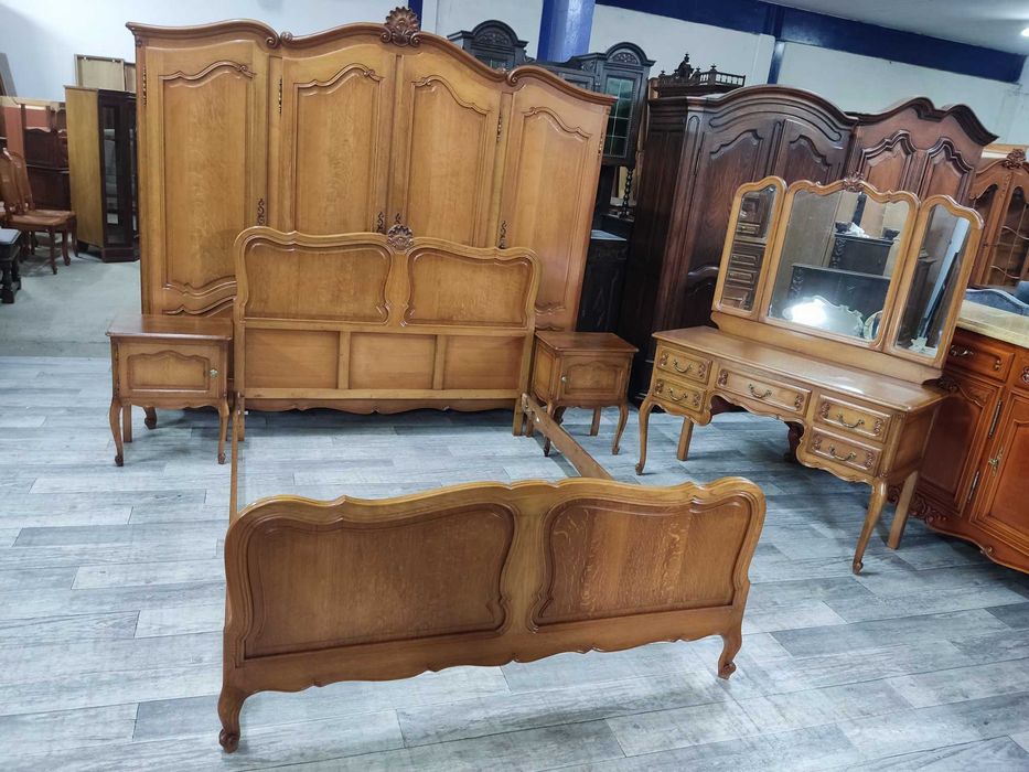 Komplet Mebli Do Sypialni W Stylu Ludwikowskim / Ludwik /