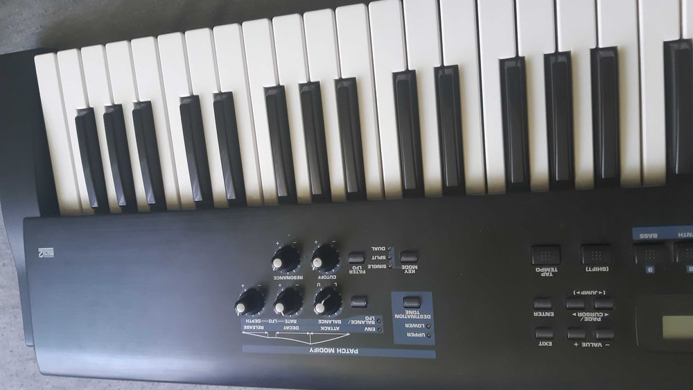 Roland Juno D - syntezator + pokrowiec + oryginalny zasilacz