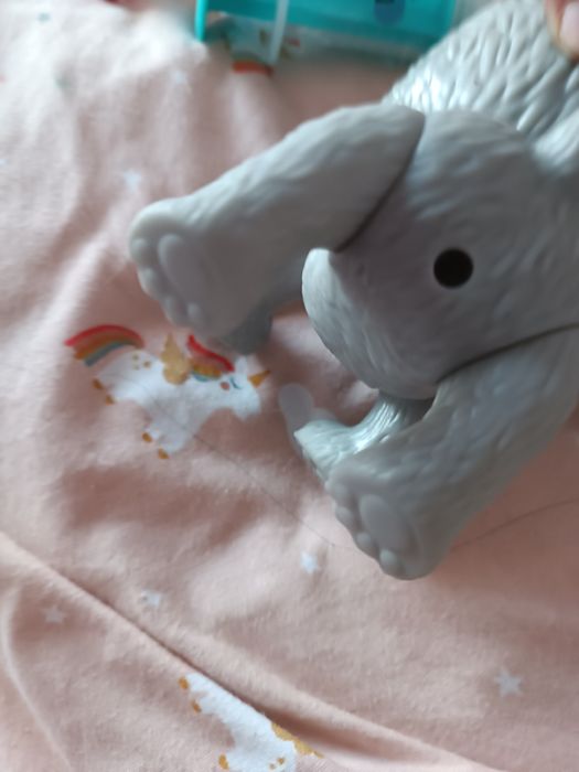 Brinquedo de gatinha com biberão do gênero femenino