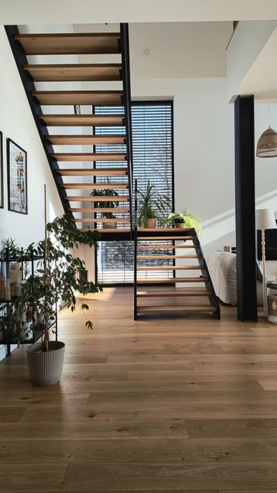 Schody metalowe z balustradami.