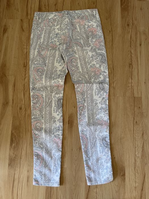 Materiałowe spodnie we wzory