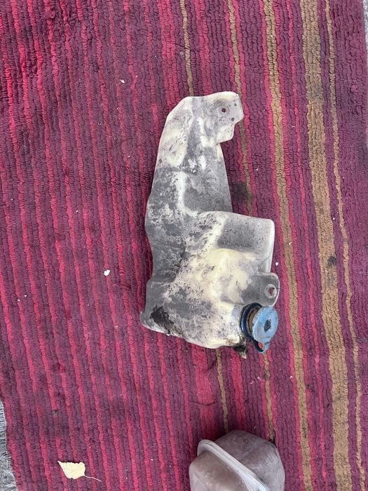 Продам бачки розширюючий , омиваючій ( ауді 80 бу )