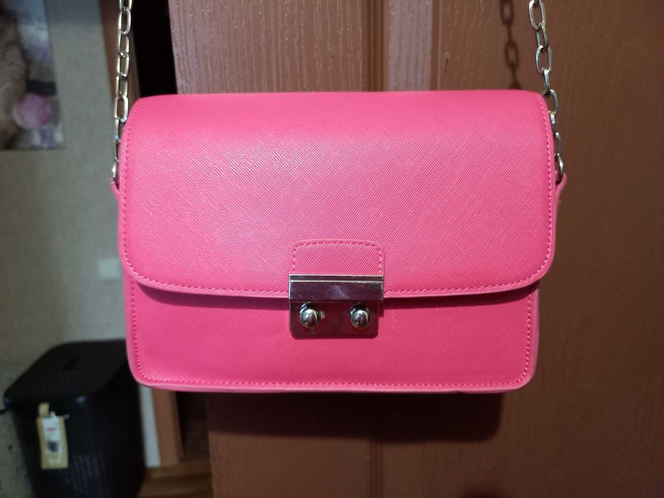 Продам женская сумка . Малиновая.Розовая. Через плечо.