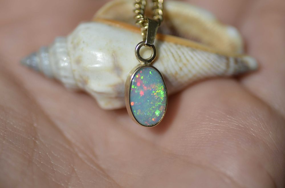 złota zawieszka z nat. jasnym opalem brazylijskim