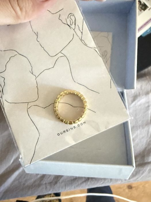 Conjunto de 2 anéis dourados NOVOS com CAIXA e FATURA