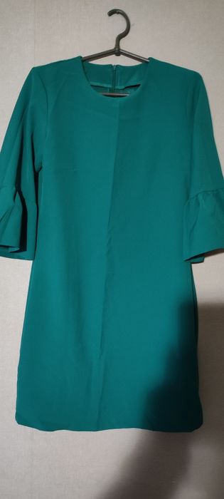 Нарядное платье , красивого цвета.